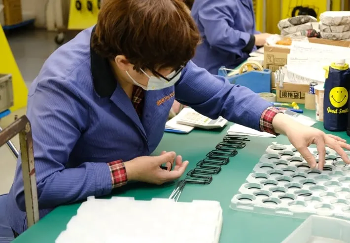検査台で製品を確認する作業員