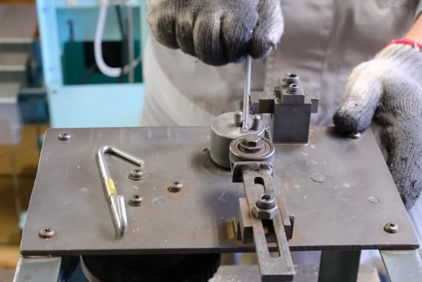 治具を使った手作業